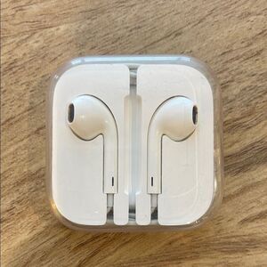 Apple iPhone White Wired Earbuds with Case